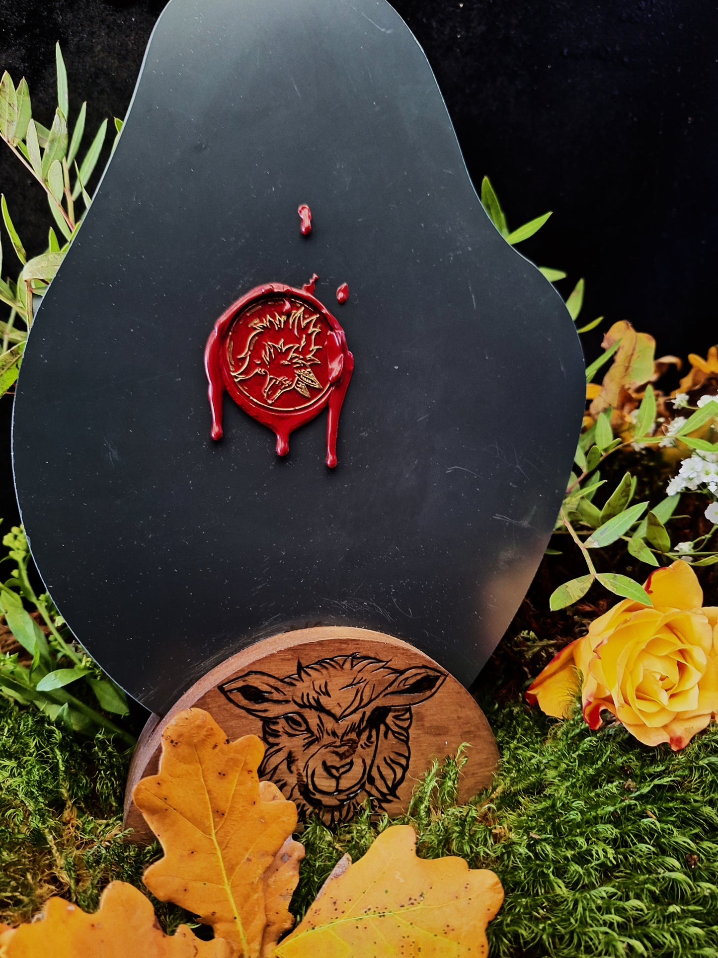 Miroir sur socle en bois le papillon et le cannibale