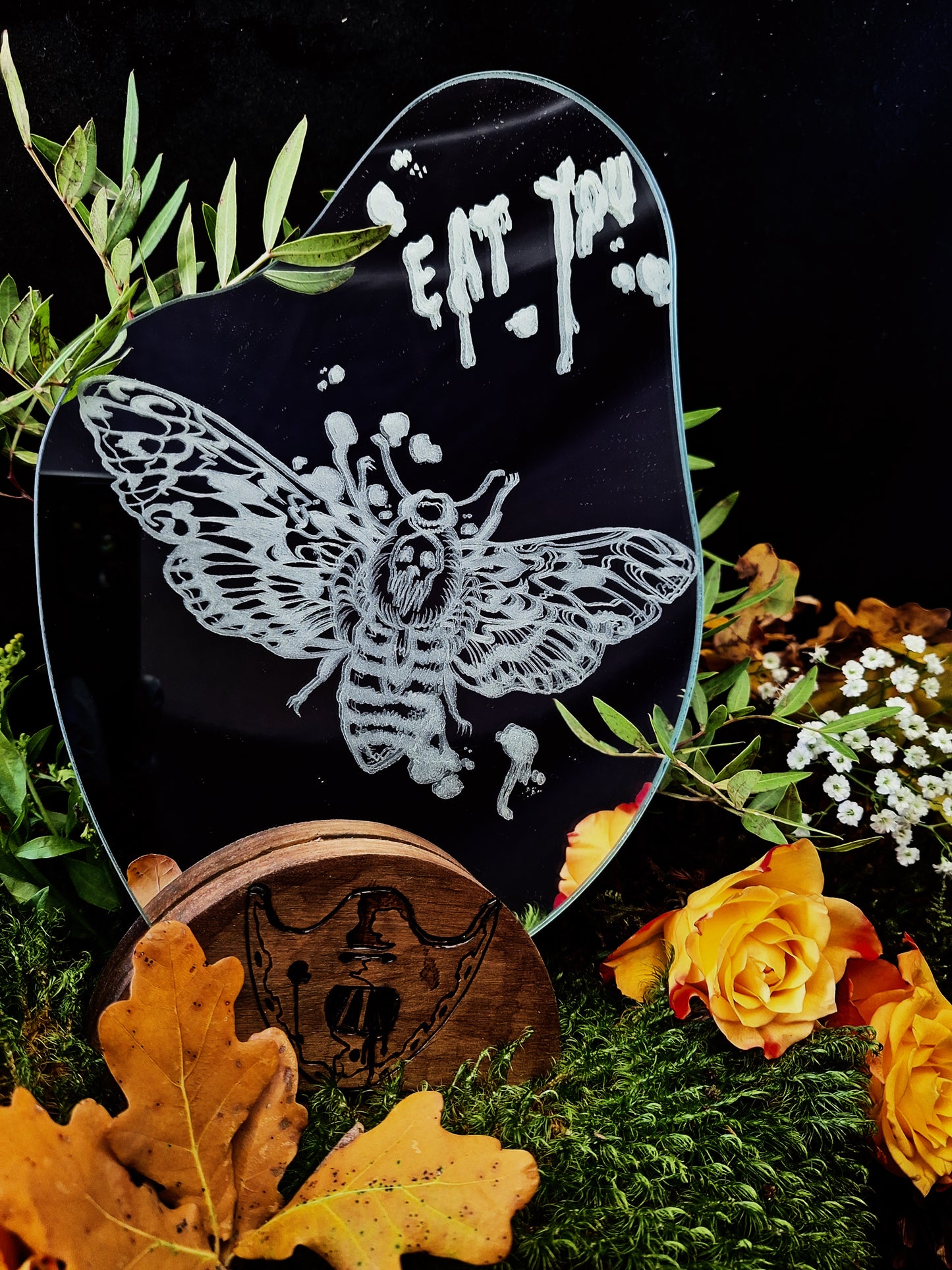 Miroir sur socle en bois le papillon et le cannibale