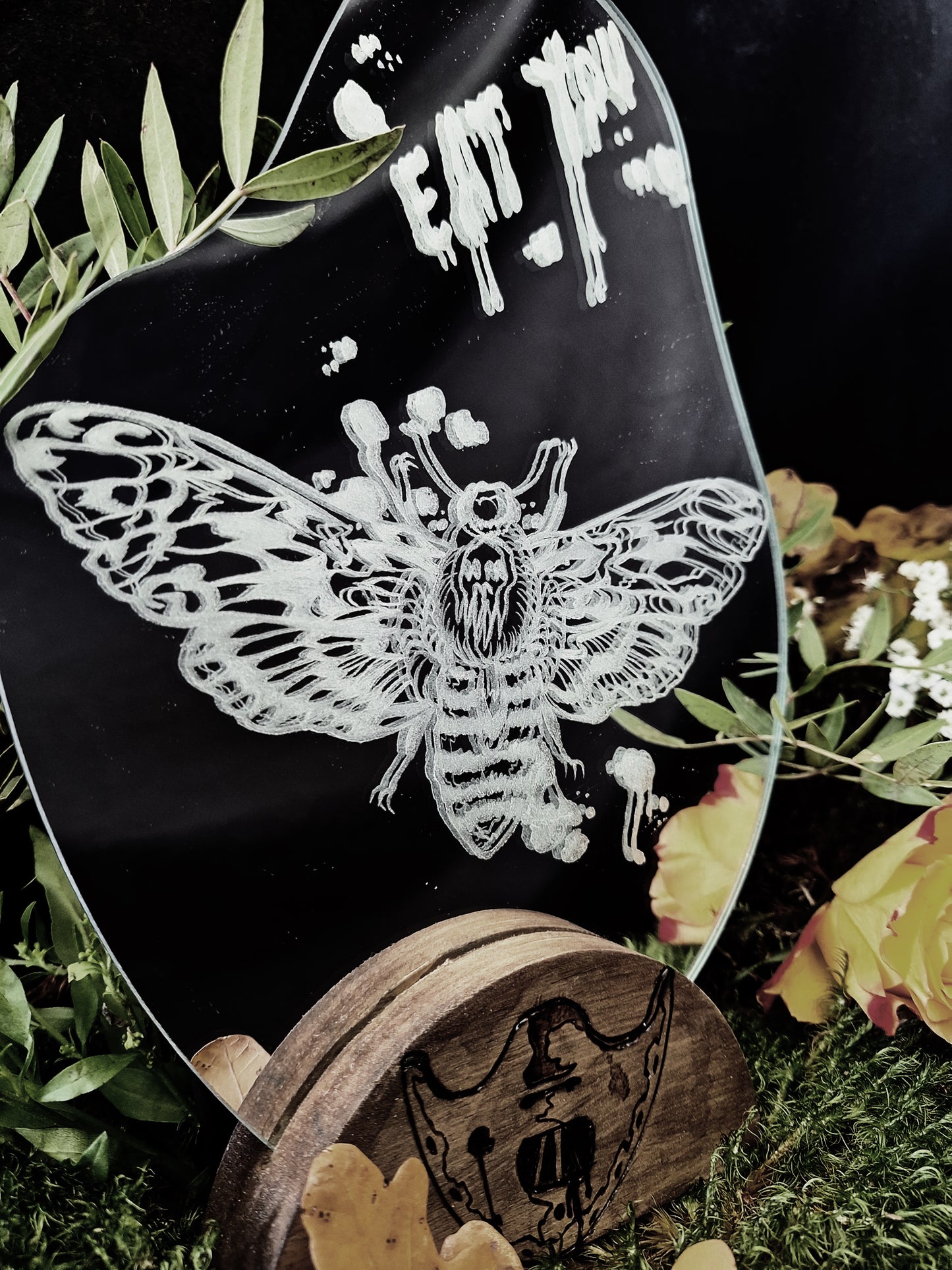 Miroir sur socle en bois le papillon et le cannibale