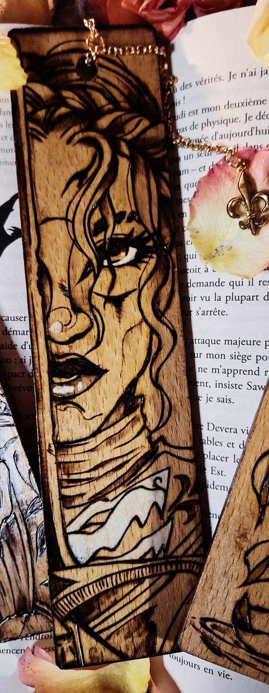 Marque page Pyrogravé Guerrière fleur de lys